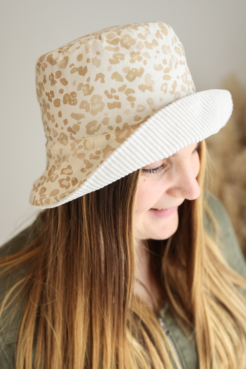 Bob adulte réversible velours blanc et coton léopard