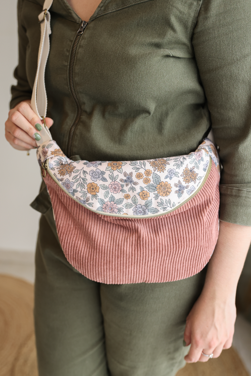 Sac banane à langer velours rose poudré